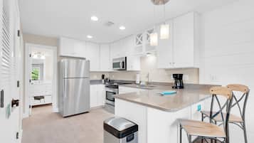 Condo, 1 King Bed with Sofa bed (Beachwood Villas 6D- Beach Time Oasis) | Private kitchen | Oven, toaster