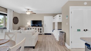 公寓客房, 1 張特大雙人床和 1 張沙發床 (Beachwood Villas 6D- Beach Time Oasis) | 1 間臥室、無線上網