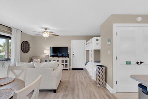 コンドミニアム キングベッド 1 台ソファーベッド付き (Beachwood Villas 6D- Beach Time Oasis) | 1 室のベッドルーム、WiFi