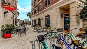 Une rue avec des terrasses, un restaurant appelé « La Cocina », et des vélos garés devant.