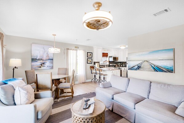 Leilighet, flere senger (Beachwood Villas 12C) | Oppholdsområde | TV