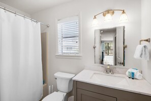 Appartement, Meerdere bedden (Beachwood Villas 12B- Toes in the San) | Badkamer | Gratis toiletartikelen, handdoeken, zeep, toiletpapier