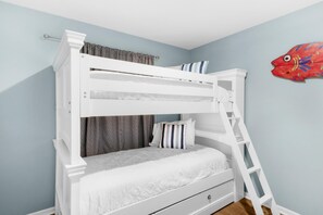 Appartement, Meerdere bedden (Beachwood Villas 12B- Toes in the San) | 3 slaapkamers, wifi