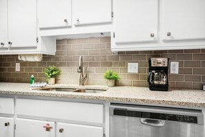 Apartment, Mehrere Betten (Beachside Villas 732- Southbound Sere) | Eigene Küche