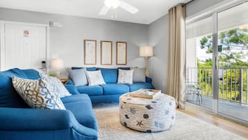 Leilighet, flere senger (Beachside Villas 732- Southbound Sere) | Oppholdsområde | TV