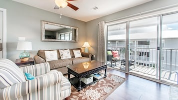 Leilighet, flere senger (Beachside Villas 332) | Oppholdsområde | TV