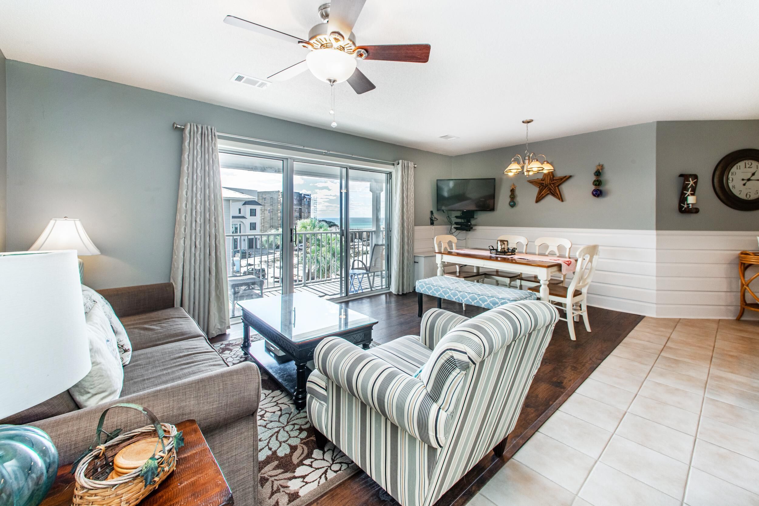 公寓式客房, 多张床 (Beachside Villas 332) | 起居区 | 电视