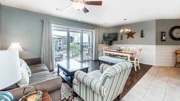 Leilighet, flere senger (Beachside Villas 332) | Oppholdsområde | TV