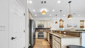 Rumah, Beberapa Tempat Tidur (Aweigh From Home) | Dapur pribadi | Oven dan pemanggang roti