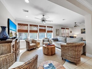 Casa, varias camas (Aweigh From Home) | Área de sala de estar | Televisión 