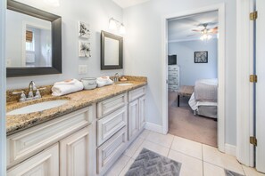 Casa, varias camas (Aweigh From Home) | Baño | Amenidades de baño gratuitas, toallas, jabón, papel de baño 