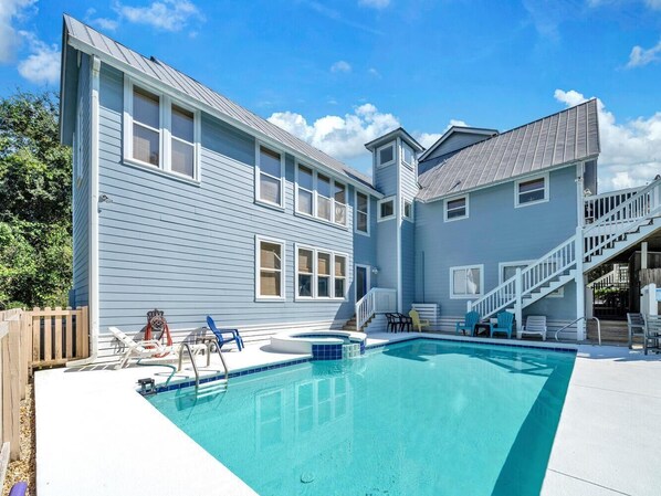 Casa, varias camas (Aweigh From Home) | Alberca | Alberca al aire libre y alberca climatizada