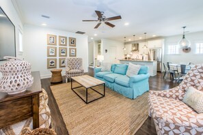 独立别墅, 多张床 (Anchors Up) | 起居区 | 电视