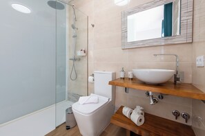 Douche, sĂšche-cheveux, serviettes fournies, savon