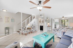 獨棟房屋, 多張床 (Gulf Winds East #35) | 起居區 | 電視