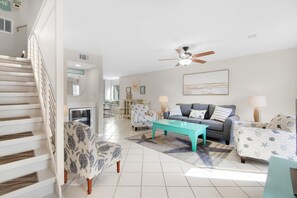 獨棟房屋, 多張床 (Gulf Winds East #35) | 起居區 | 電視