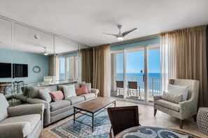 公寓客房, 1 張特大雙人床和 1 張沙發床 (Majestic Sun 609B) | 起居區 | 電視