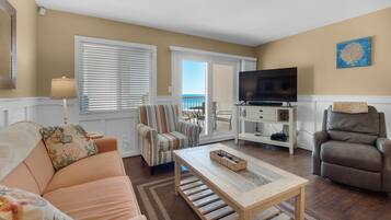 公寓式客房, 1 张特大床和 1 张沙发床 (Holiday Surf and Racquet Club 412) | 起居区 | 电视