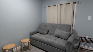 بديكورات فريدة لكل غرفة وطراز فريد لكل وحدة ومكواة/لوح كي