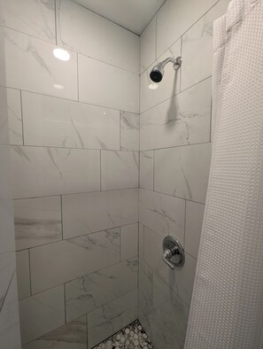 Perhehuone, 1 keskisuuri parisänky ja vuodesohva | Kylpyhuone | Suihku, ilmaiset hygieniatuotteet, hiustenkuivaaja, pyyhkeet