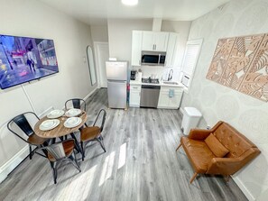 Kühlschrank, Mikrowelle, Herdplatte, Geschirrspüler