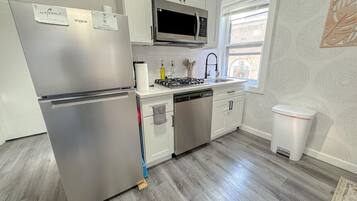 Fridge, microwave, stovetop, dishwasher