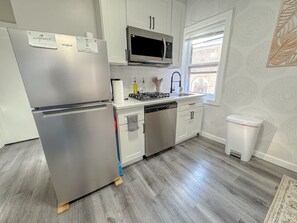 Refrigerador, microondas, placa de cocina, lavavajillas