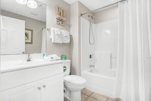 Appart'hĂŽtel, plusieurs lits (Majestic Beach Towers 2-909) | Salle de bain