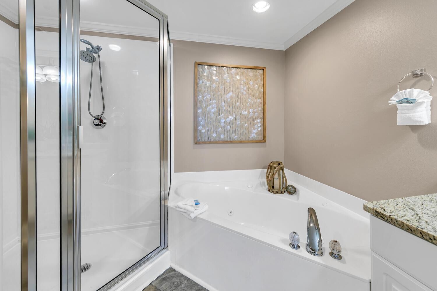 Lejlighed - flere senge (Majestic Beach Towers 2-1005) | Badeværelse | Gratis toiletartikler, håndklæder, Sæbe, Toiletpapir