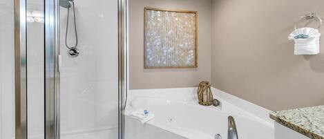Lejlighed - flere senge (Majestic Beach Towers 2-1005) | Badeværelse | Gratis toiletartikler, håndklæder, Sæbe, Toiletpapir