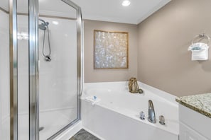 Appart'hĂŽtel, plusieurs lits (Majestic Beach Towers 2-1005) | Salle de bain | Articles de toilette gratuits, serviettes fournies, savon