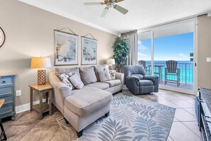 Appart'hôtel, plusieurs lits (Majestic Beach Towers 2-1005) | Coin séjour