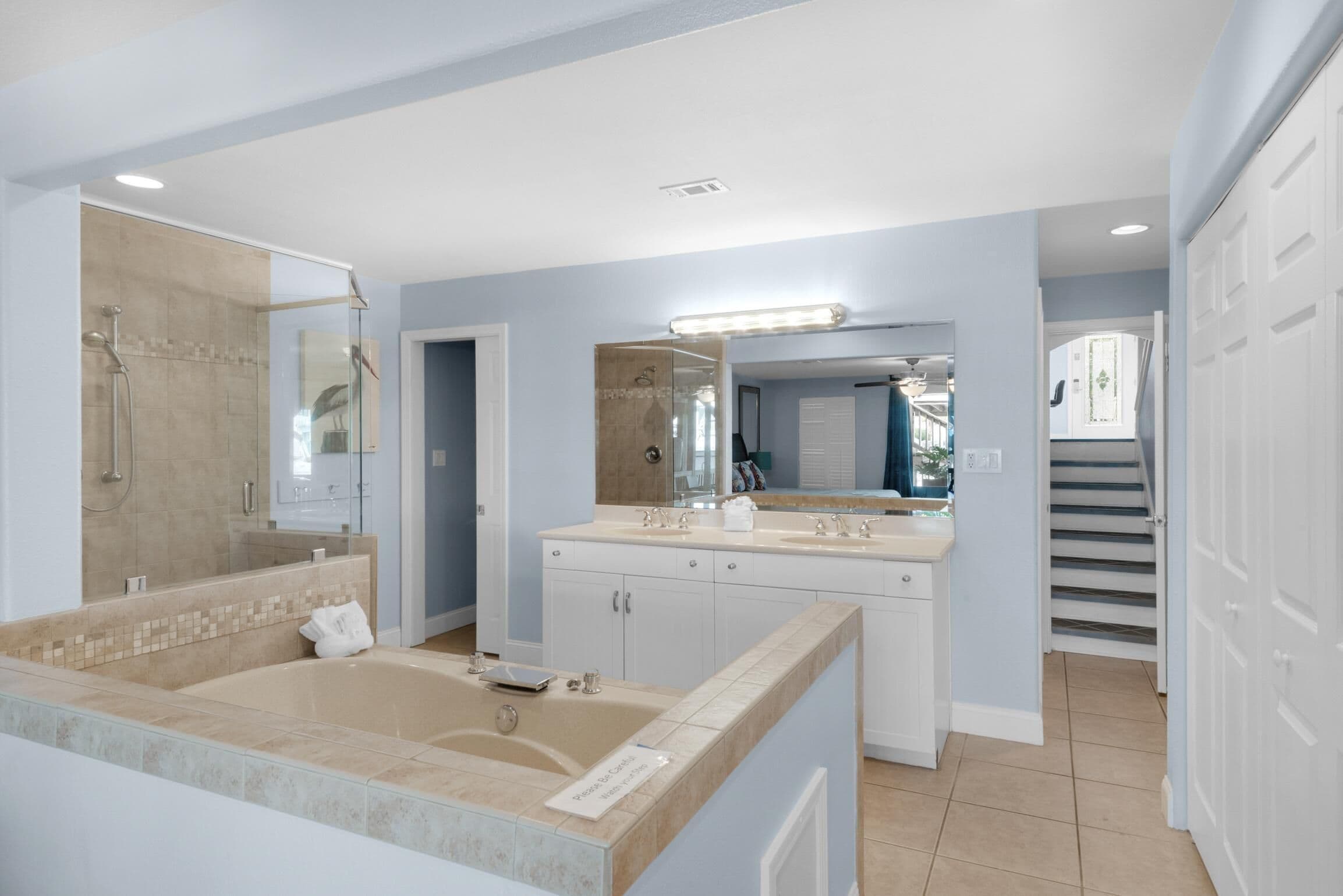 Byhus - flere senge (Gone Coastal) | Badeværelse | Gratis toiletartikler, håndklæder, Sæbe, Toiletpapir