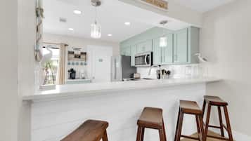 Condo, várias camas (Sandprints A4) | Cozinha privada | Fogão, torradeira