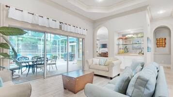 House, Berbilang Katil (Eat.Sleep.Beach.Repeat) | Ruang tamu | TV