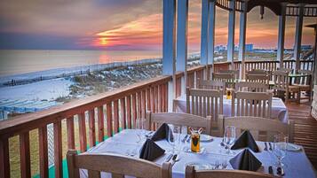 House, Berbilang Katil (Eat.Sleep.Beach.Repeat) | Tempat makan luar