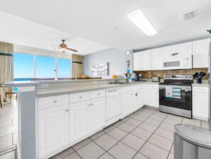 Appartement, 1 kingsize bed met slaapbank (Majestic Beach Towers 1-2314) | Privékeuken | Een oven, een broodrooster