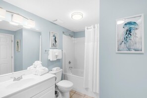 Huoneisto, 1 suuri parisänky ja vuodesohva (Majestic Beach Towers 1-2314) | Kylpyhuone | Pyyhkeet, saippua, vessapaperi