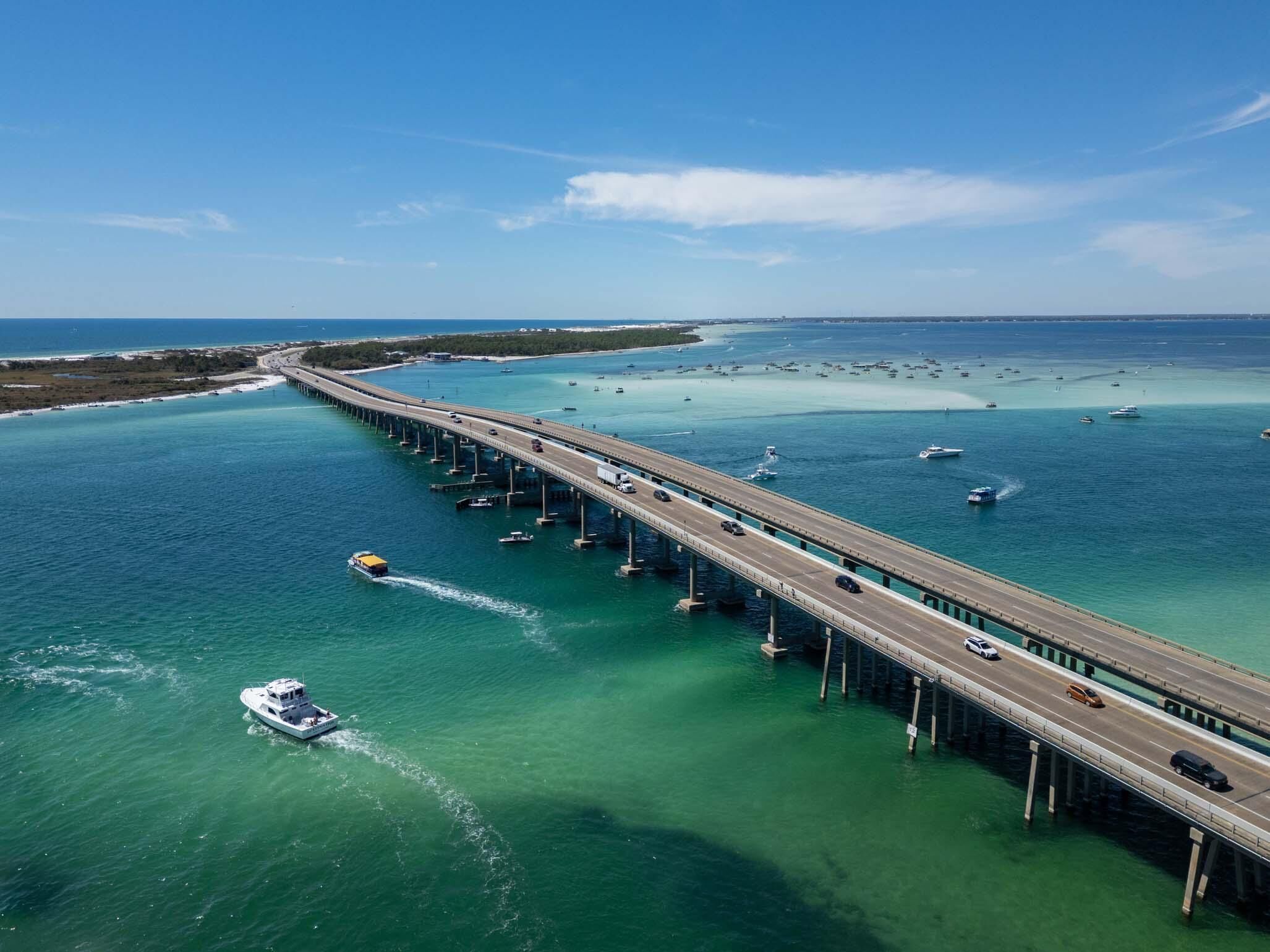Een lange brug die over water loopt, met heldere luchten.