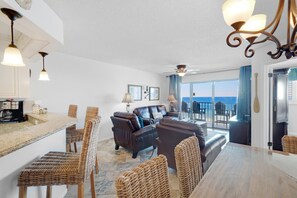 公寓客房, 多張床 (Summerhouse 502A) | 起居區 | 電視