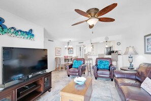 Condo, varias camas (Summerhouse 502A) | Área de sala de estar | Televisión 
