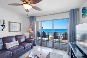 Condo, varias camas (Summerhouse 502A) | Área de sala de estar | Televisión 