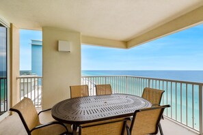 Outdoor dining - Majestic Beach Towers 2-1509 (Panama City Beach)