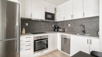 KĂŒhlschrank, GeschirrspĂŒler, Wasserkocher mit Kaffee-/Teezubehör