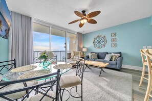 Leilighet, flere senger (Majestic Beach Towers 1-1710) | Oppholdsområde | TV