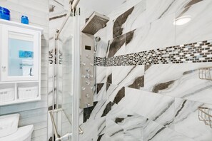 Kondominium, Beberapa Tempat Tidur (Horizon South 74F) | Kamar mandi | Perlengkapan mandi gratis, handuk, sabun, dan tisu toilet
