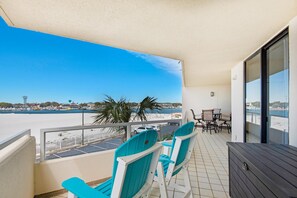 Apartamento, várias camas (East Pass 209) | Opções para refeição ao ar livre
