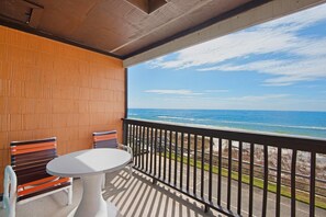 Appart'hôtel, 1 très grand lit et 1 canapé-lit (Polynesian Village 211) | Restauration extérieure