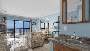 Leilighet, 1 kingsize-seng med sovesofa (Polynesian Village 211) | Oppholdsområde | TV