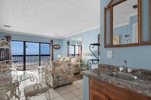 Leilighet, 1 kingsize-seng med sovesofa (Polynesian Village 211) | Oppholdsområde | TV